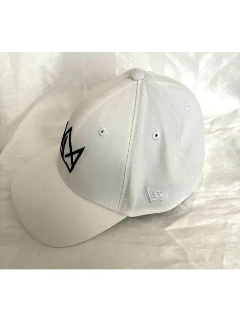 New Era 39Thirty White Stretch-Fit Cap With Black Crown Logo Embroidery